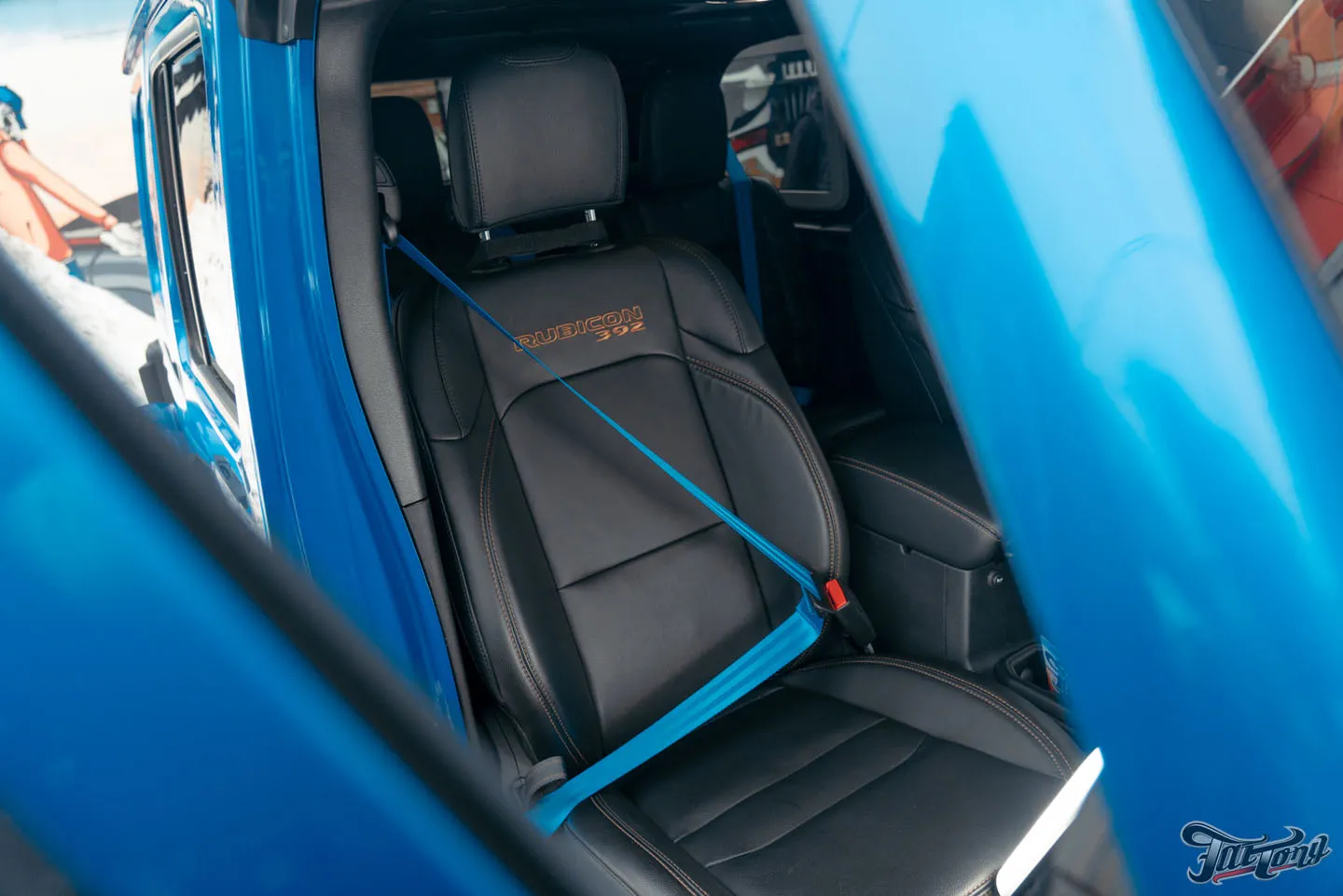 Прокачали Jeep Wrangler Rubicon, часть 2: установка цветных ремней безопасности, доработки по кузову. Как выглядит автомобиль после всех работ?